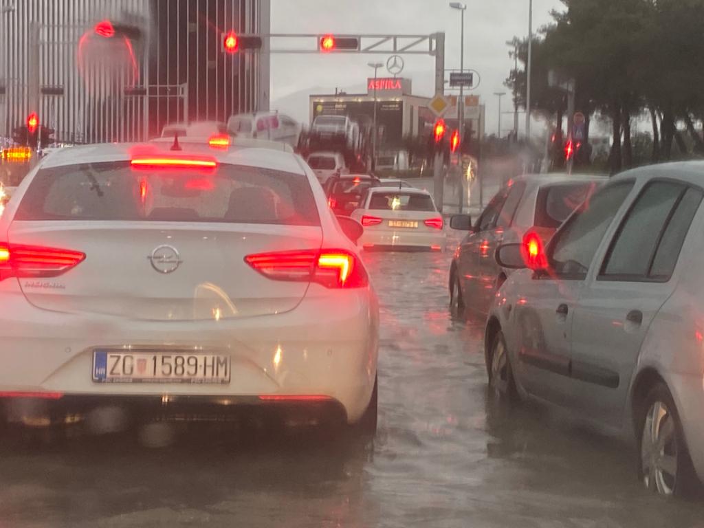 POTOP NA SPLITSKIM ULICAMA: Kaos u gradu zbog obilne kiše