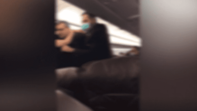 VIDEO Putnik podivljao kad su mu rekli da će sletjeti u Beograd, a ne Tuzlu, psovao, pljuvao i prijetio putnicima