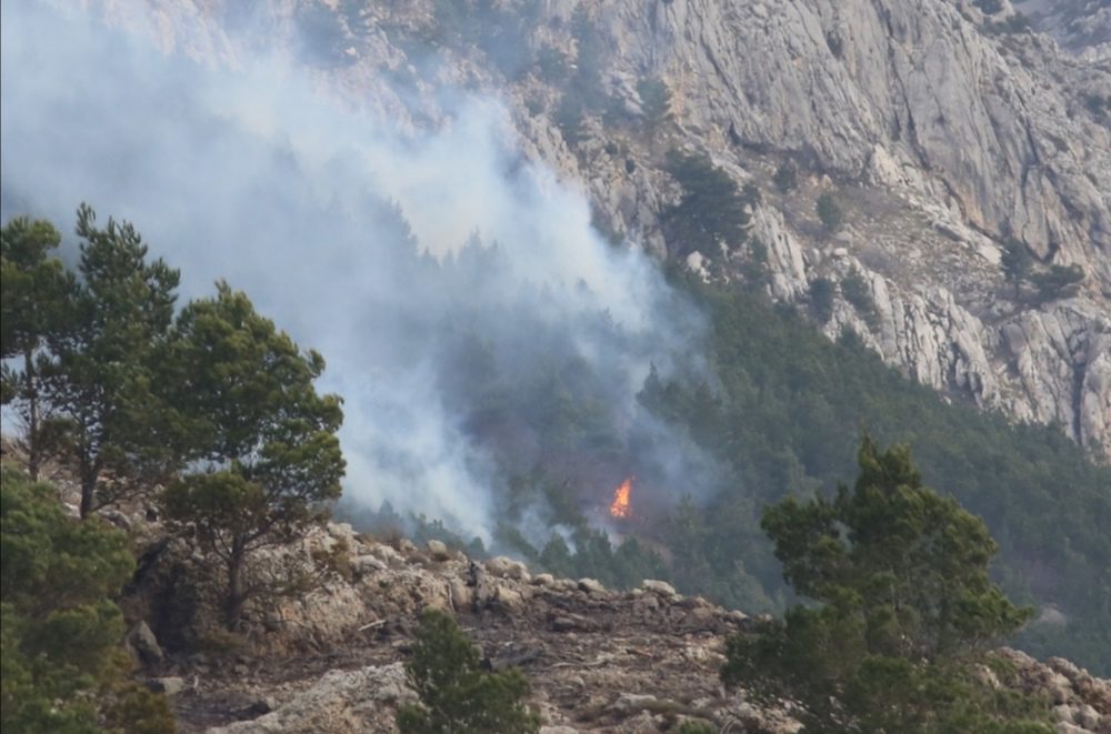 Kod Omiša i dalje gori, ozlijeđeno nekoliko vatrogasaca