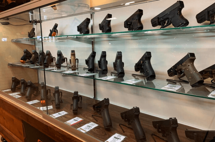 NEOBIČNA PLJAČKA U ČAPLJINI Prerušio se u policajca i opljačkao trgovinu oružjem