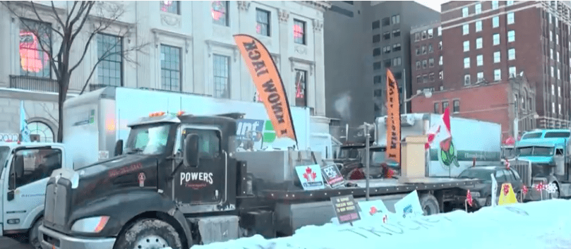 (VIDEO) KAOS U KANADI – PREMIJER SKLONJEN NA SIGURNU LOKACIJU 50.000 vozača kamiona s tisućama ostalim prosvjednika pred parlamentom