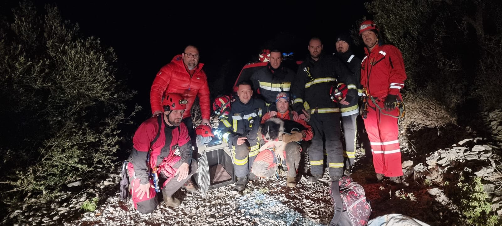 PREDIVNA PRIČA Iz 25 metara duboke jame na Braču spašen pas border koli, prespavao s vatrogascima