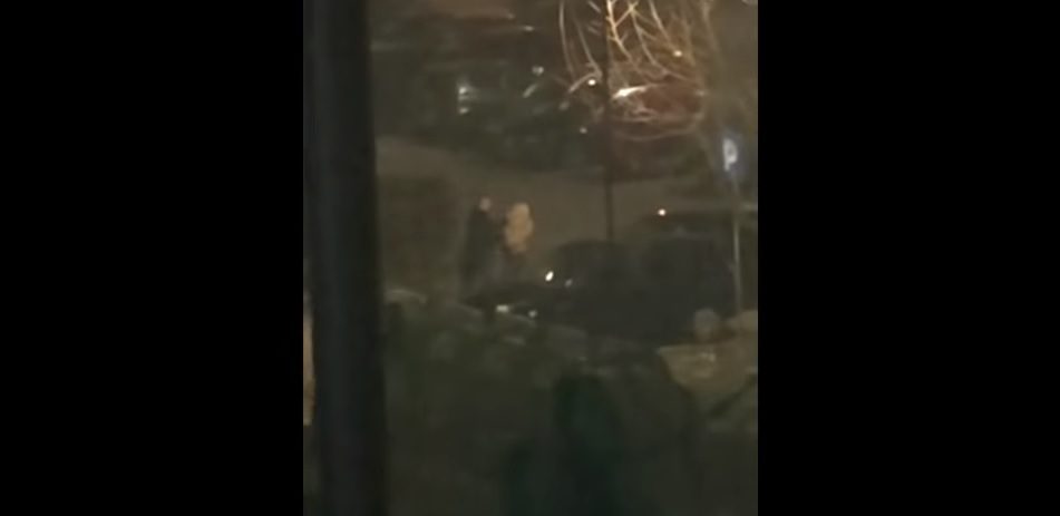 Potresna snimka iz Sarajeva, muškarac na javnom parkingu pretukao djevojku