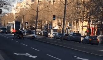 VIDEO Bahati mladići mu bacali petarde kraj bebe, on ih svu trojicu izmlatio!