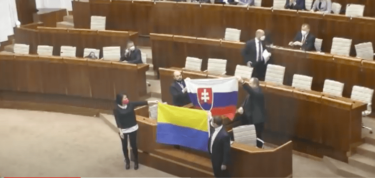 (VIDEO) SUKOB U SLOVAČKOM PARLAMENTU Prosvjed protiv ulaska u obrambeni pakt sa SAD-om 