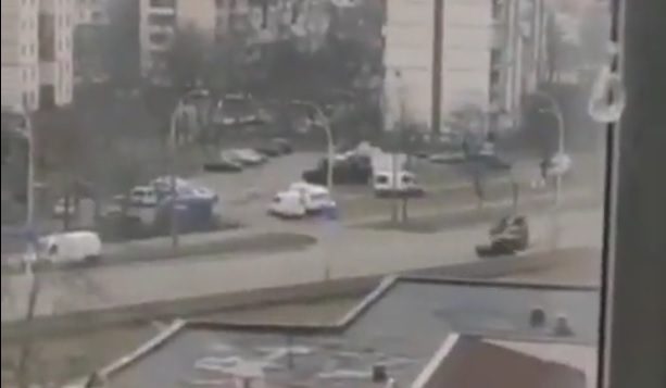 Strašan video: Ruski tenk u pola vožnje pregazio civilni automobil