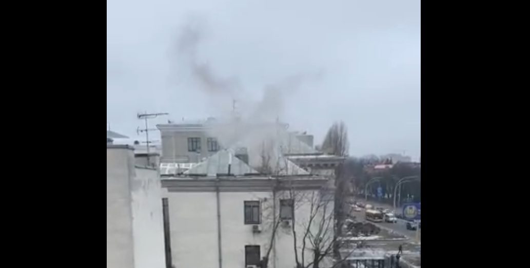 VIDEO Rusko veleposlanstvo u Kijevu u dimu, mnogi sumnjaju kako Rusi pale tajne dokumente