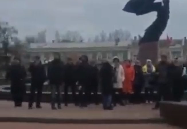 VIDEO Neustrašivi Ukrajinci u centru grada ispred ruske vojske pjevali ukrajinsku himnu