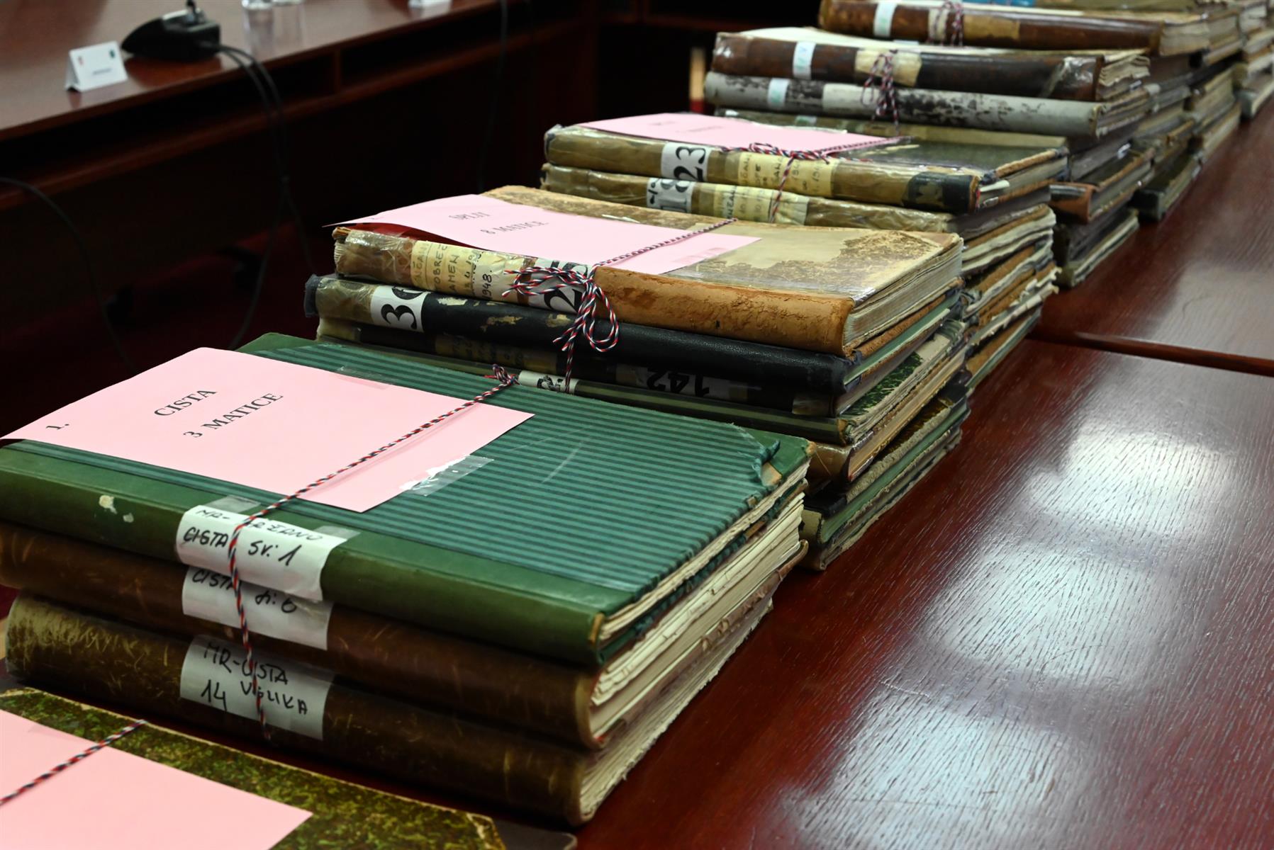 Nakon gotovo 80 godina u Splitsko-makarsku nadbiskupiju vraćene matične knjige!