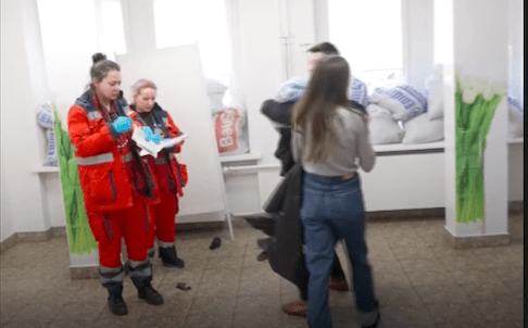 (VIDEO) Mlada majka se srušila u naručje muža nakon što im je od ruske granate ubijeno 18-mjesečno dijete