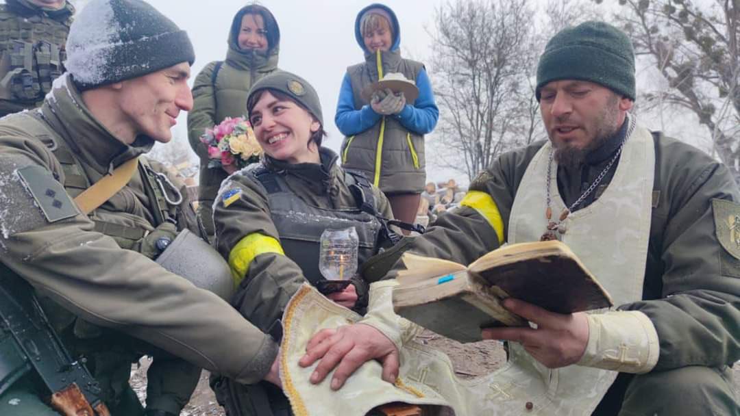 FOTO U ratu ima i ljubavi! Ukrajinski par se vjenčao na bojnišnici!