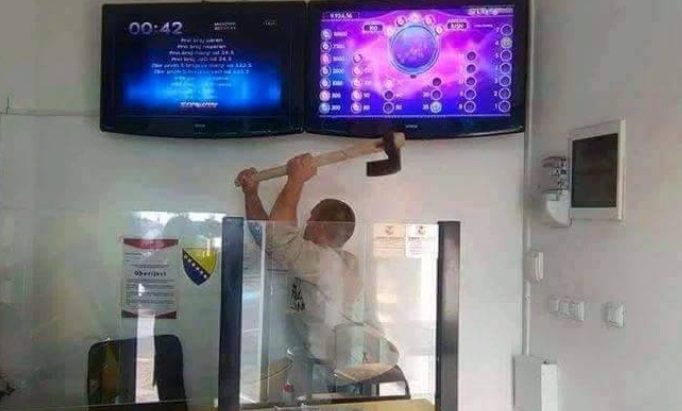 BiH: Izgubio novce u kladionici, pa se vratio sa sjekirom i razbio aparat za klađenje