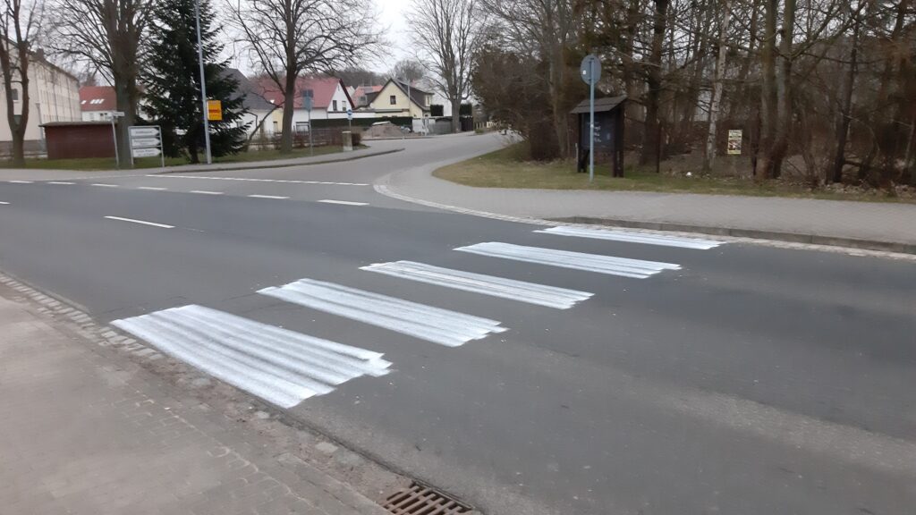 DOSADILO IM ČEKATI VLAST Sami iscrtali pješački prijelaz, prijeti im zatvor