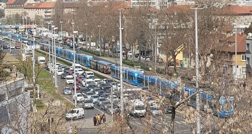 Ovo se ne viđa često! Pogledajte kolonu tramvaja u Zagrebu