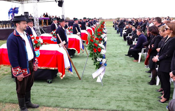 U Tenji pokopano 11 civilnih žrtava iz Domovinskog rata