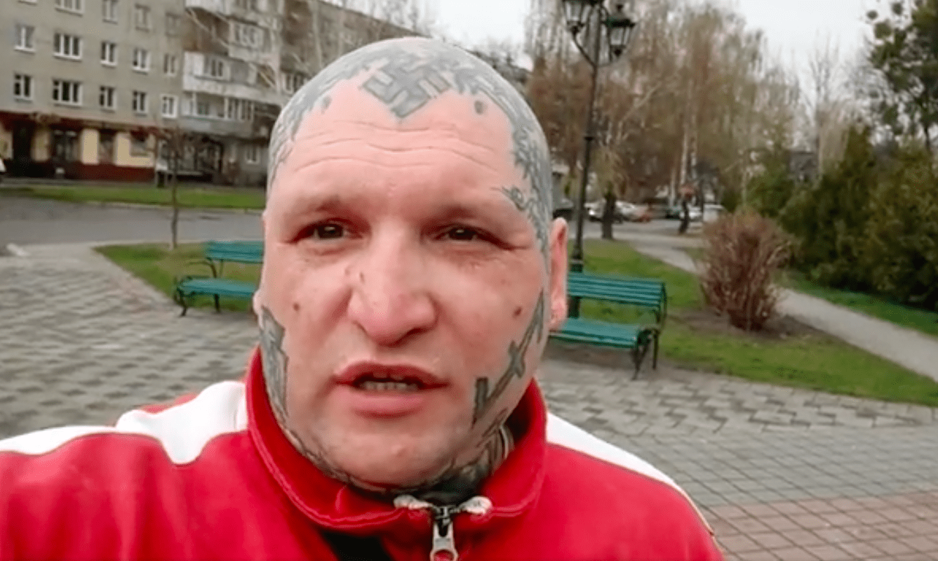 (FOTO) ŠTO REĆI NA OVO!? Pogledajte muškarca koji se istetovirao kukastim križevima