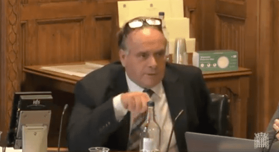 SLIJEDI LI IZBACIVANJE IZ STRANKE? Torijevac Neil Parish u parlamentu gledao porno snimak na mobitelu