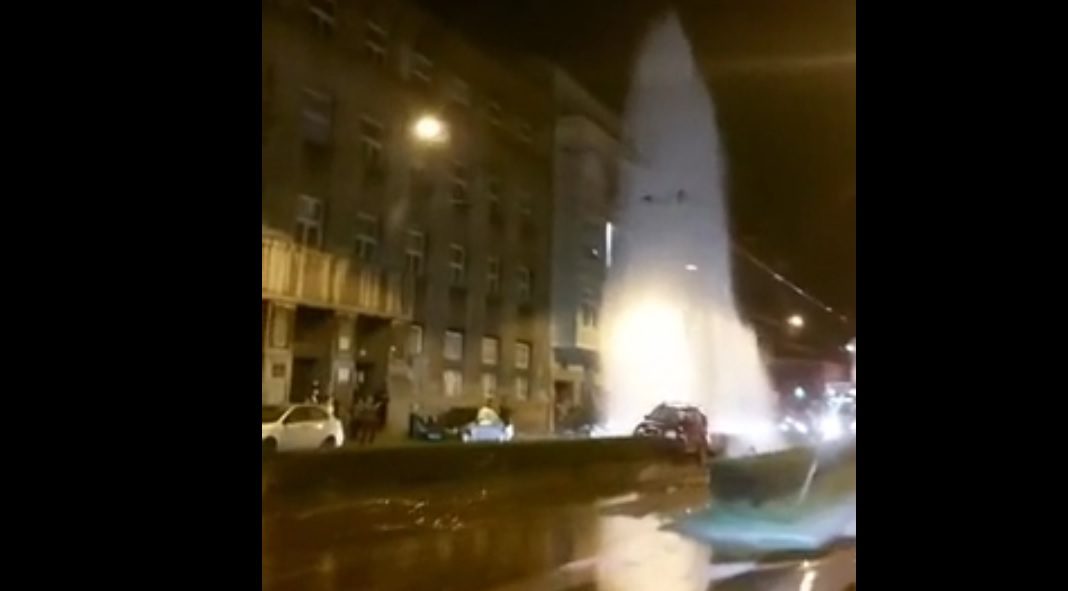VIDEO Pogledajte kako je voda šikljala u Zagrebu kad se vozač zabio u hidrant