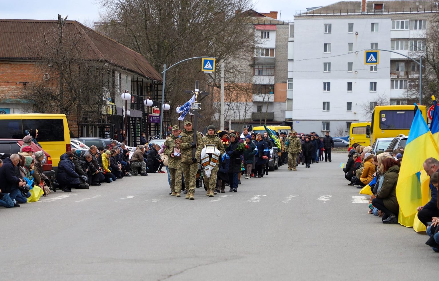 Fotografije pogreba ukrajinskih vojnika pokazuju nevjerojatno zajedništvo u toj zemlji