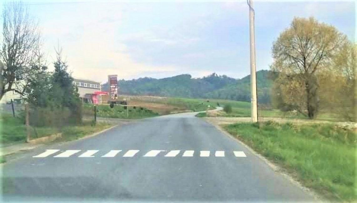 Iscrtao zebru na cesti da može do svoje njive