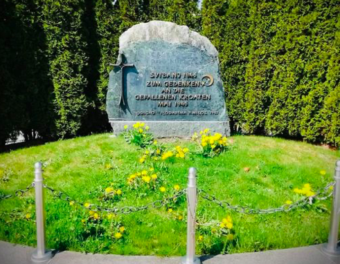 Austrijske vlasti uklonile povijesni hrvatski grb sa spomenika na Bleiburgu!￼