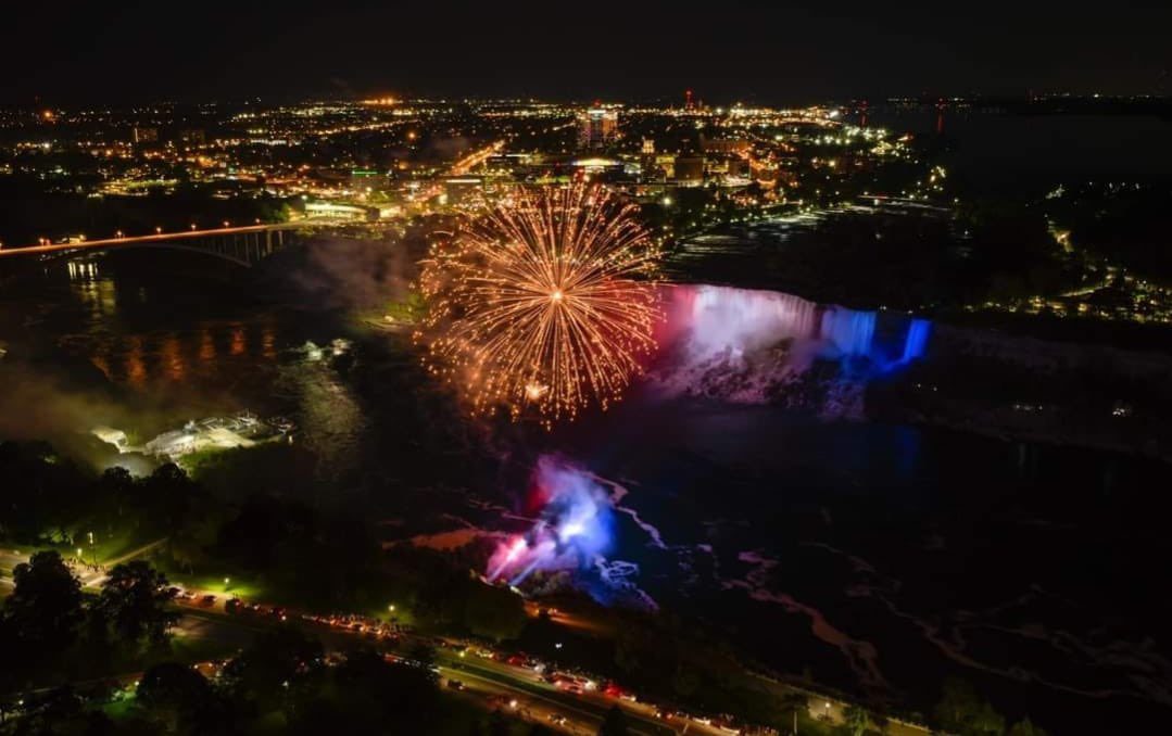 BAŠ FORA! Pogledajte kako su Slapovi Niagare osvijetljeni u bojama hrvatske zastave!