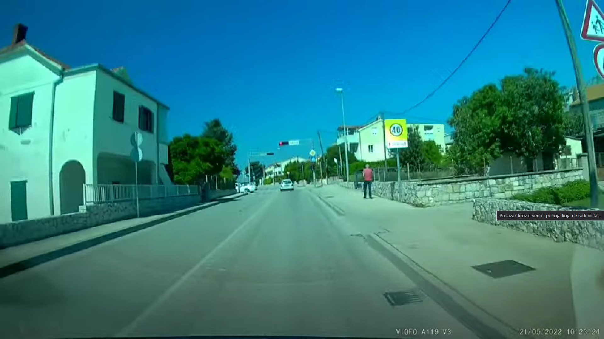 NEVJEROJATAN VIDEO U Kaštelima ispred policije prošao kroz crveno, a oni – ništa!