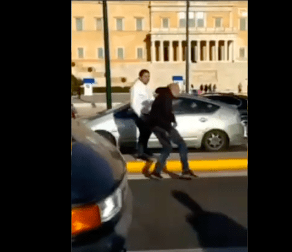 SRPSKA ZASTAVA PODSJETILA GA NA RUSKU Pokušao oduzeti barjak barjaktaru pa dobio nokaut