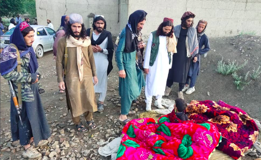 RASTE BROJ POGINULIH U POTRESU KOJI JE POGODIO AFGANISTAN: Najmanje 920 poginulih u potresu magnitude 6,1