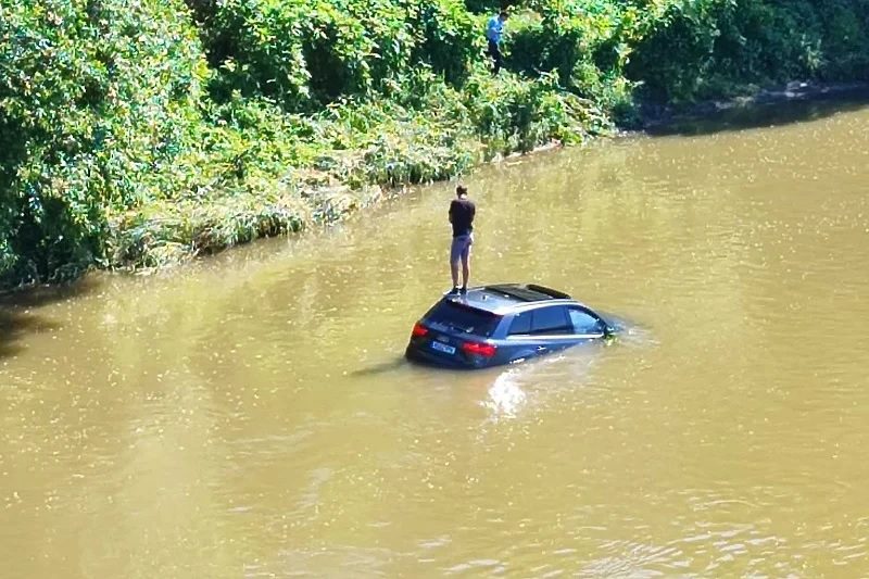 OVO SE NE VIĐA ČESTO! Autom sletio u rijeku, pa se na pametan način snašao da se ne utopi