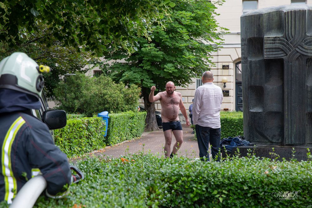 Drama u Gospiću: Muškarac ispred Općinskog suda prijeti samozapaljenjem