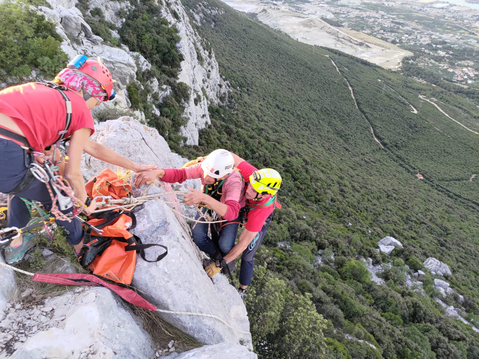 DRAMATIČNA NOĆ IZNAD KAŠTELA! HGSS spašavao izgubljenog muškarca na Kozjaku