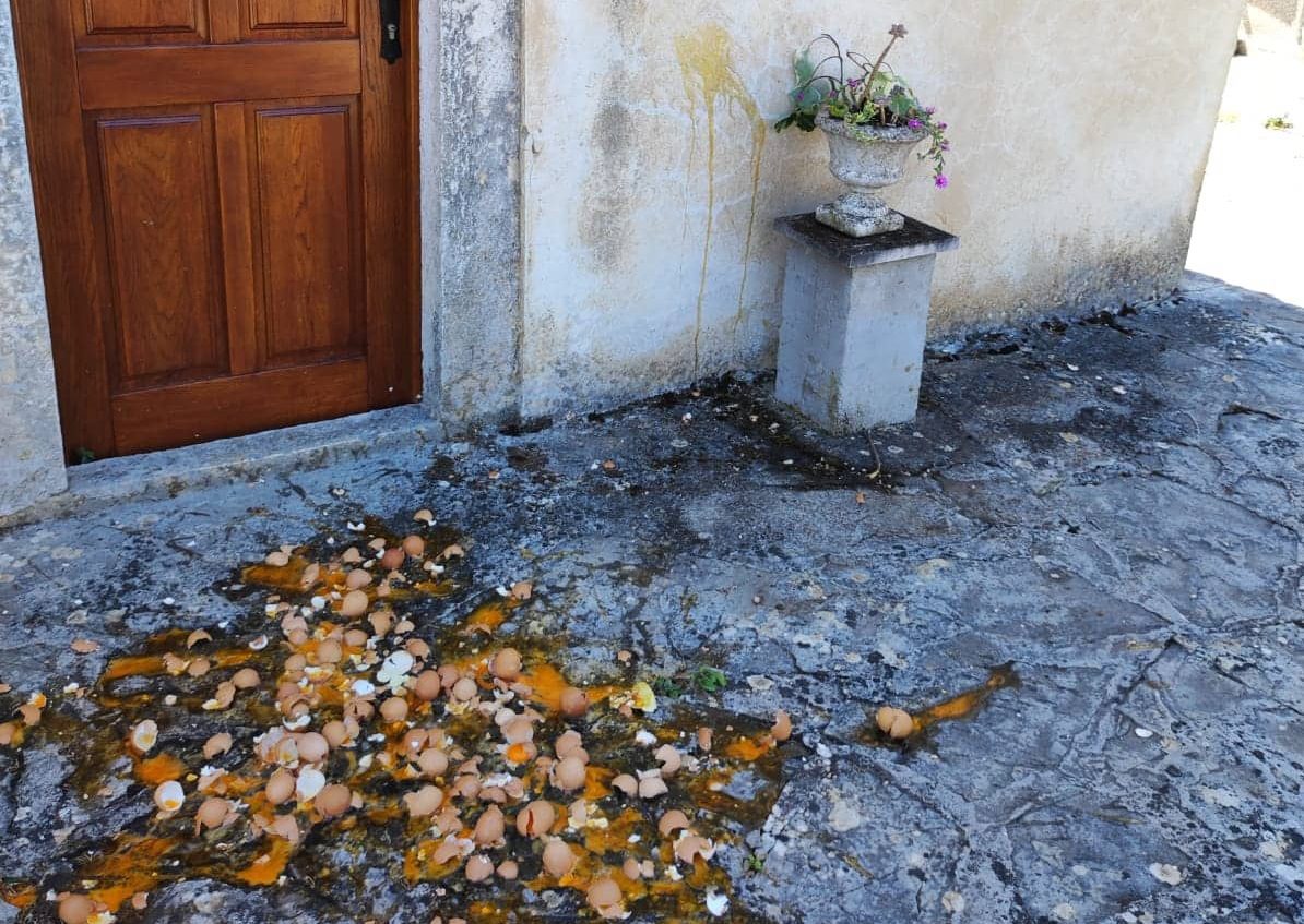 KOME TO PADNE NA PAMET?! Crkva u Raslinama vandalizirana jajima