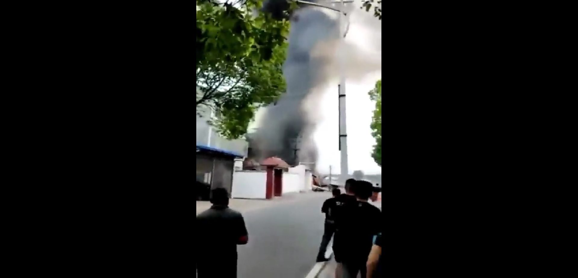 STRAVA U KINI Vojni avion pao na kuće, jedna osoba poginula