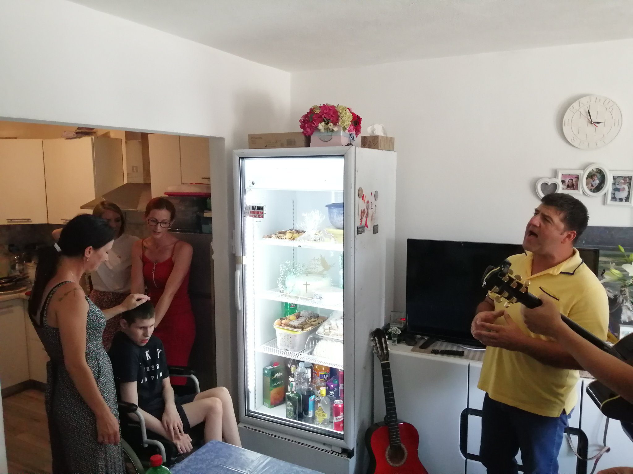 PREDIVNA PRIČA IZ KAŠTELA Klapa Cambi mladom Anti pjevala za sv. krizmu