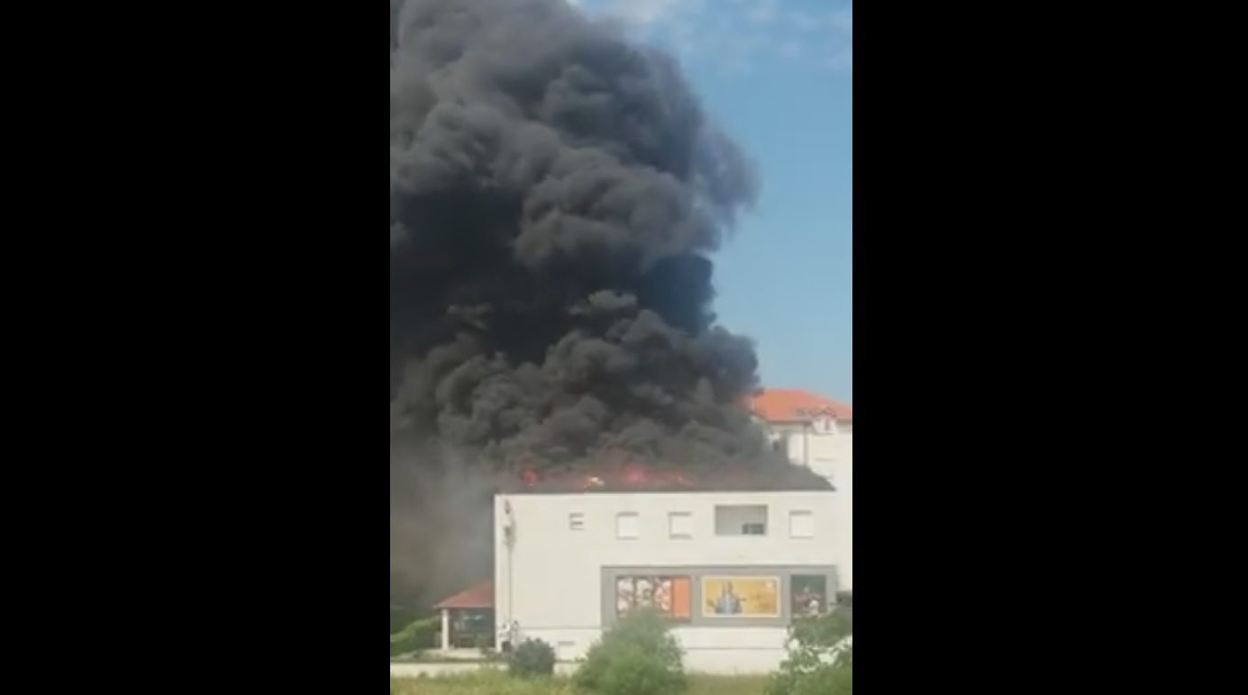 VIDEO Izgorjela trgovina Studenac u Kaštel Štafiliću