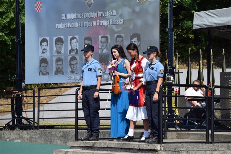 (VIDEO) HEROJSTVO KOJE SE NE ZABORAVLJA Svečano obilježena 31. obljetnica stradavanja 13 redarstvenika u Strugi Banskoj
