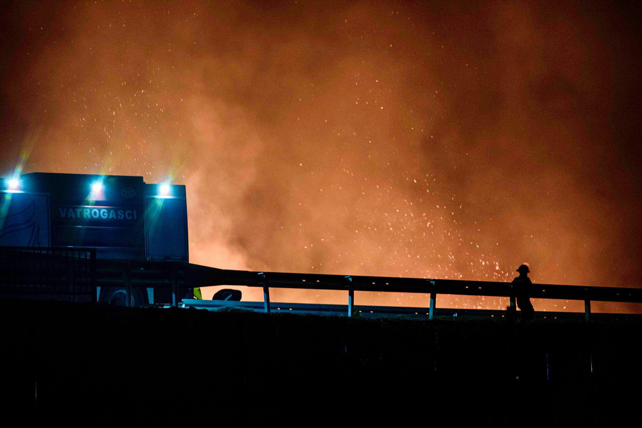 KANADERI PONOVNO JUTROS GASE POŽAR Vatrena linija aktivna i dalje na vodičkoj strani