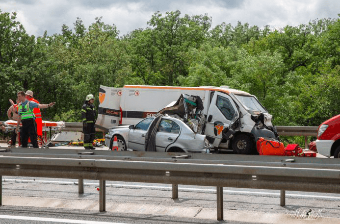 DETALJI STRAVIČNE PROMETNE NESREĆE U LICI Kombijem naletio na zaustavljeni automobil – poginule dvije osobe