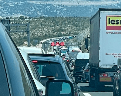 NAORUŽAJTE SE STRPLJENJEM Kolona na A1 u smjeru Zagreba 12 kilometara