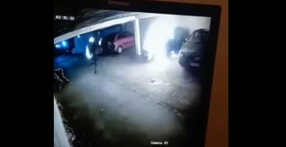 Kakav video iz BiH: Piromanu se prilikom paljenja automobila zapalile rukavice