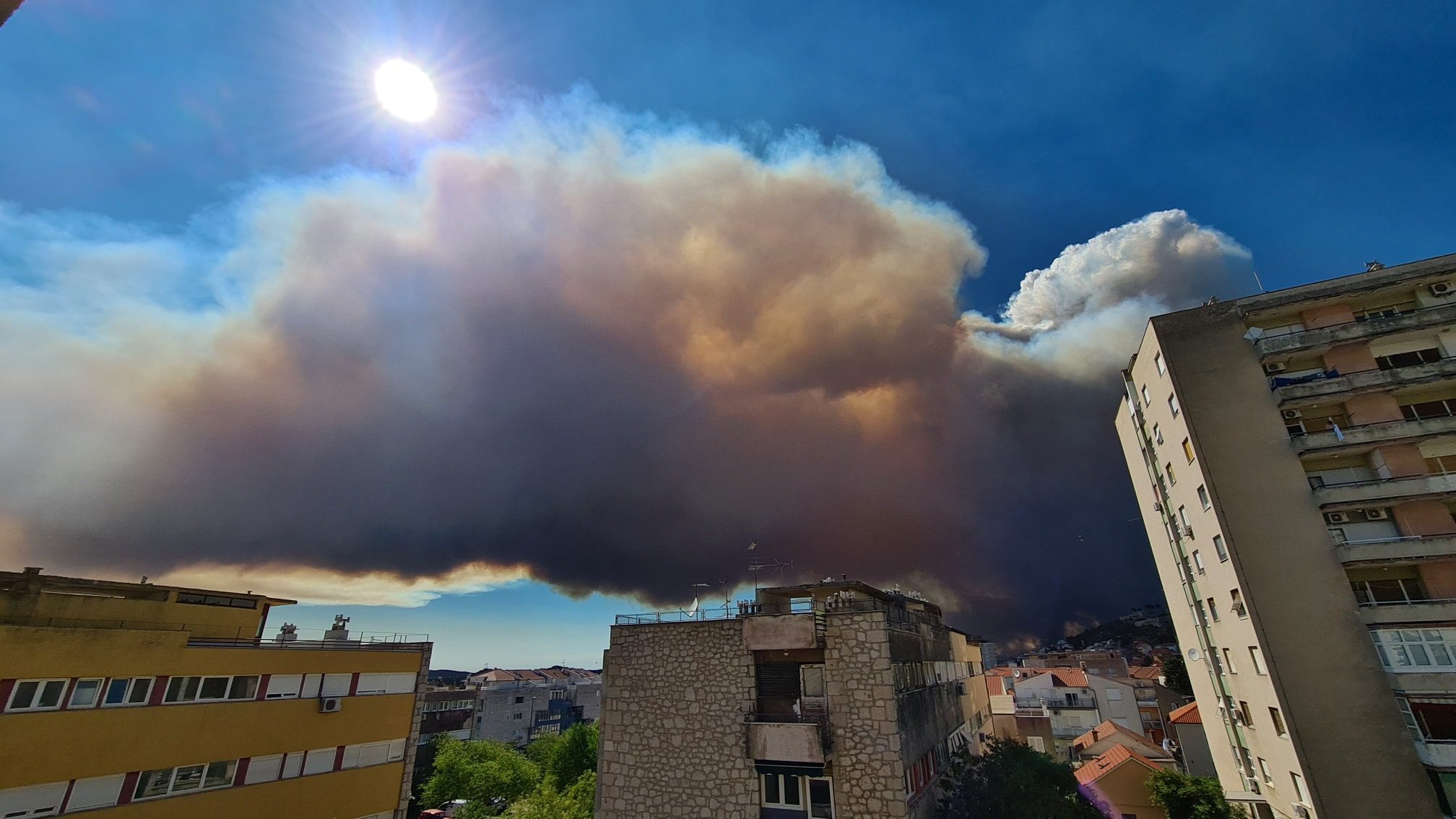 PAKAO KOD ŠIBENIKA Ogromni požar ne jenjava, pepeo došao čak do Kaštela
