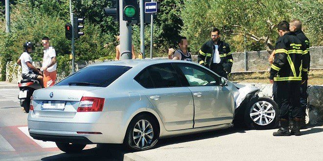 Kaštel Stari: Sa Škodom se zabio u semafor, nema ozlijeđenih