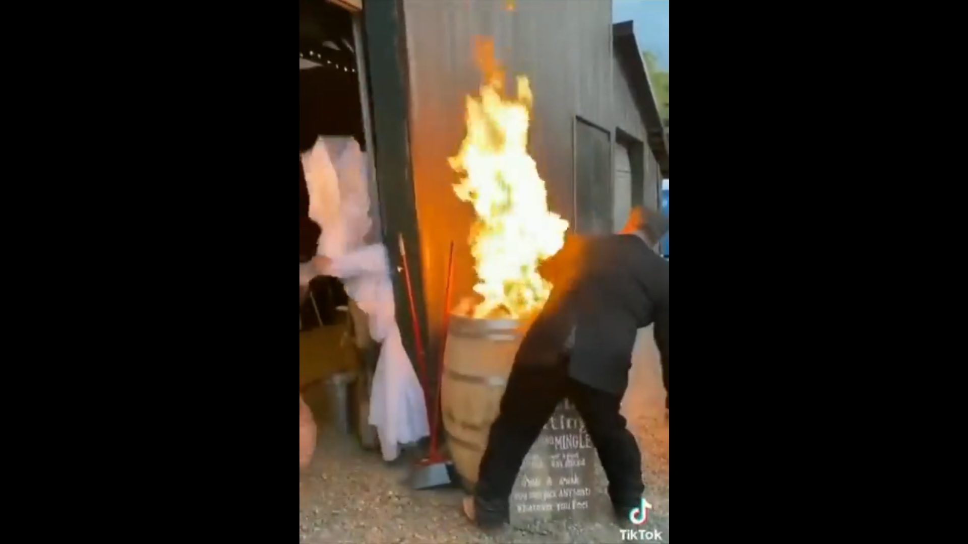 VIDEO Ovakvo gašenje požara još niste vidjeli! Nekima alkohol daje supermoći