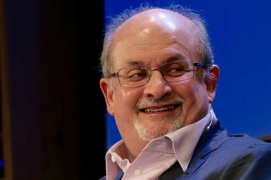 IRAN: “Sir Salman Rushdie napao je sam sebe nožem koji mu je zadao ozljede koje su mu promijenile život”