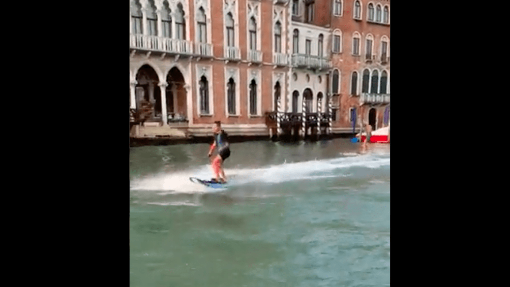 Surferi izazvali bijes gradonačelnika Venecije nakon što su prebrzo jurili Canalom Grande