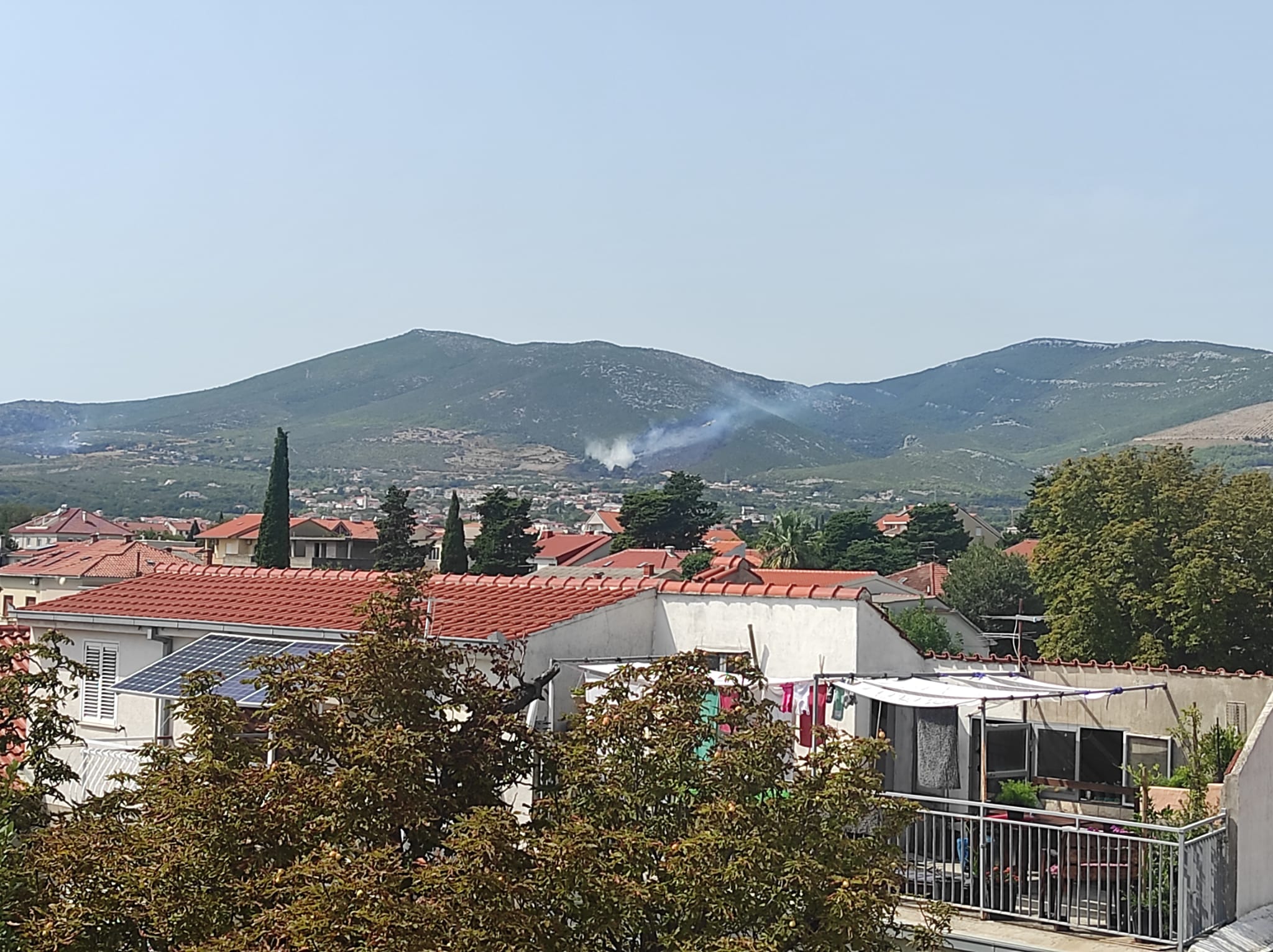 Čak četiri kanadera i jedan helikopter gase požar na Kozjaku