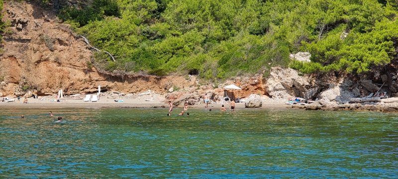 NUDISTI NA MUKAMA Dubrovački kupači u kupaćim kostimima uzurpirali nudističku plažu