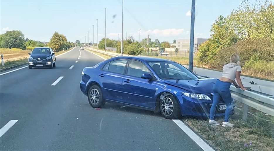 DOGODI SE… Djevojka umjesto po cesti, pravac u ogradu