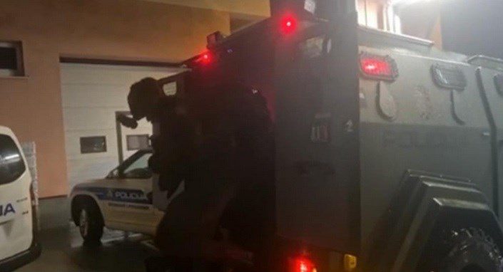 VIDEO: Pripadnici ATJ Lučko sa specijalnim navalnim vozilom Gurka u Karlovcu privode osobu osumnjičenu za pucnjavu na području Lemić Brda